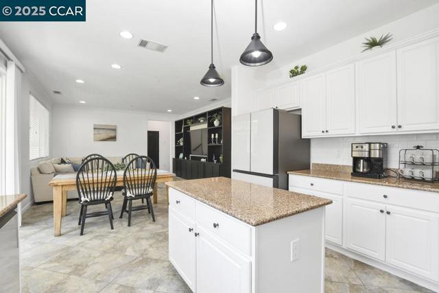 369 Myrtle Ln, Oakley CA: https://media.crmls.org/mediaz/ba202eb8-8c77-49c0-b8cf-bdb28e518e34.jpg