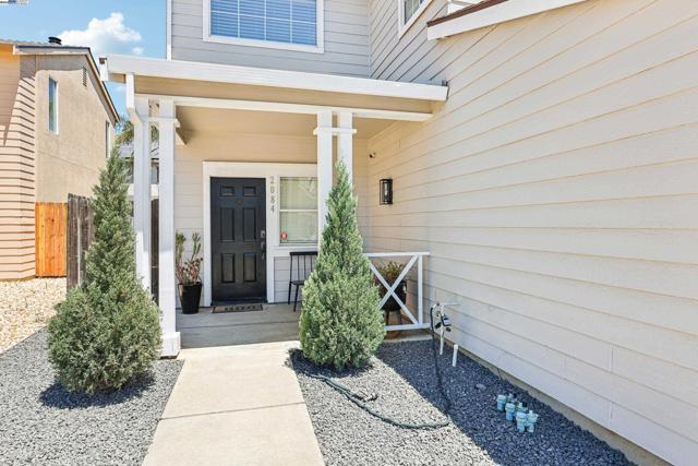 2084 Springbrook Ct, Oakley CA: https://media.crmls.org/mediaz/ba2057d1-b550-4e69-879f-3f5255e013ef.jpg