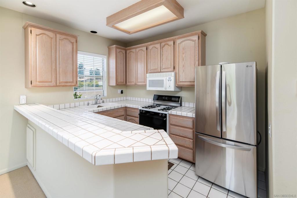 919 W Lewis St - photo 4