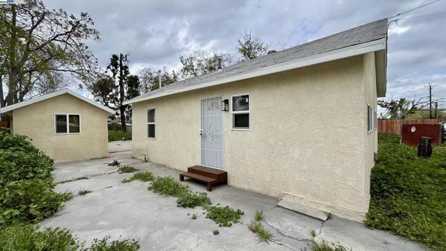 2441 John St, Stockton CA: https://media.crmls.org/mediaz/ba2079e0-c218-46ca-9ebc-050e55f97971.jpg