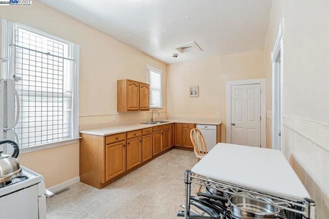 2530 Market St, Oakland CA: https://media.crmls.org/mediaz/ba20a497-40f9-4347-85d6-b2bd00f548cf.jpg