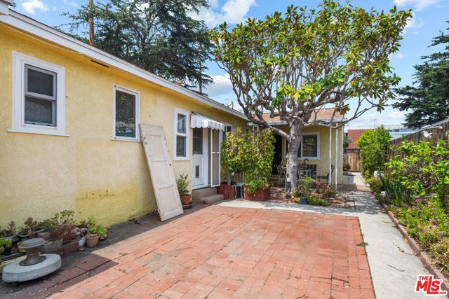 9620 Braddock Drive, Culver City CA: https://media.crmls.org/mediaz/ba211447-2cd9-453f-b3cc-b8dc6e0a89f5.jpg