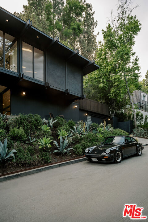 5649 Valley Oak Drive, Los Angeles CA: https://media.crmls.org/mediaz/ba22221b-d5af-4c3d-82f1-21335c24f06d.jpg