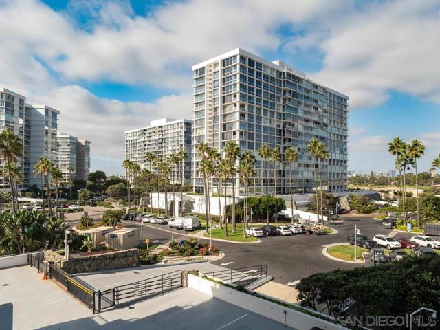 1830 Avenida Del Mundo, Coronado CA: https://media.crmls.org/mediaz/ba227f1e-2b48-4ecb-a262-cdc150499ffc.jpg