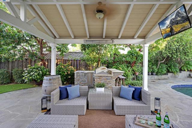 7872 Meadowbrook Ct, Pleasanton CA: https://media.crmls.org/mediaz/ba22b123-f99d-4ead-9e77-b17a3a7f36a0.jpg
