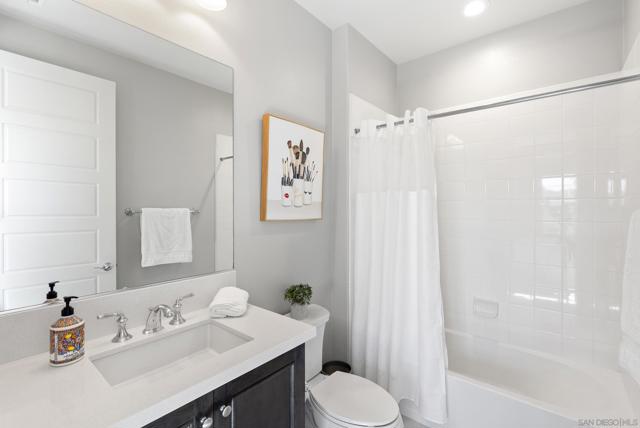 4706 Chase Ct, Carlsbad CA: https://media.crmls.org/mediaz/ba23381b-a8e1-4213-a3c8-f80aa5704e7c.jpg
