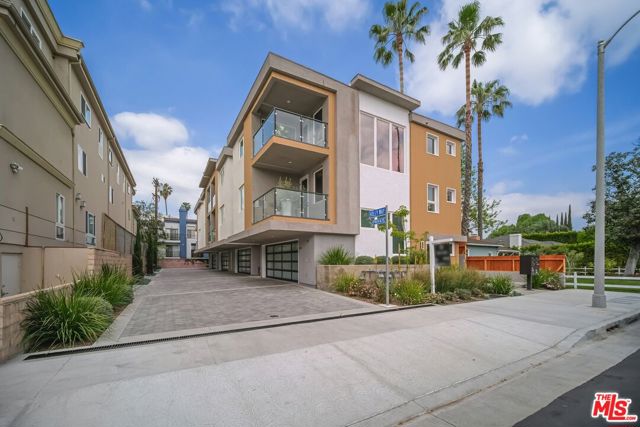 11821 W Holly Way, Valley Village CA: https://media.crmls.org/mediaz/ba2354e4-0149-4e18-98a5-769d16bfab66.jpg