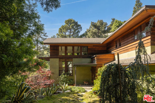 2669 Harlesden Court, Los Angeles CA: https://media.crmls.org/mediaz/ba2515ff-b6ec-428d-9ef9-dd1d22865e55.jpg