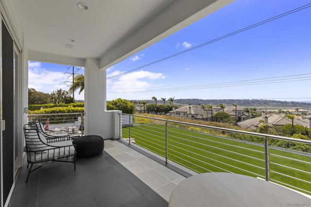 3325 Caminito Daniella, Del Mar CA: https://media.crmls.org/mediaz/ba255afd-4881-4135-941d-e262f1809f90.jpg