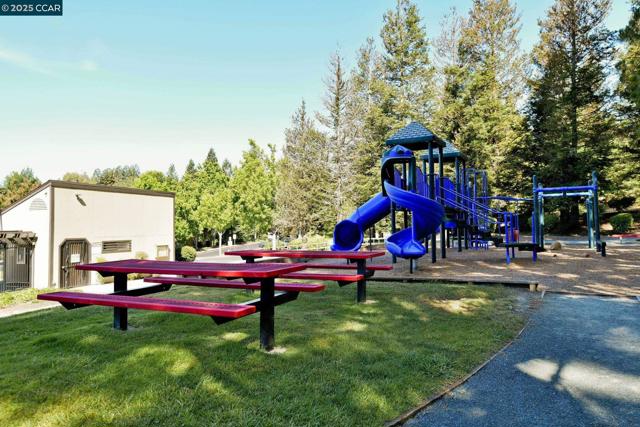 2510 Tea Tree Ct, Martinez CA: https://media.crmls.org/mediaz/ba25a8fe-36a3-42c8-a4d4-bc22b74e1f2e.jpg