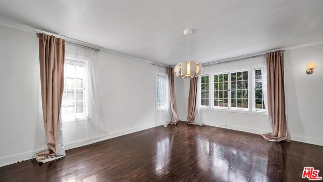 618 N Rodeo Drive, Beverly Hills CA: https://media.crmls.org/mediaz/ba25f743-736d-4778-b13c-5727cd49f2a2.jpg