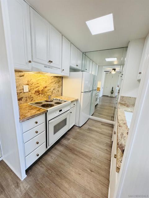 6455 La Jolla Blvd, La Jolla CA: https://media.crmls.org/mediaz/ba260894-944e-4c39-b784-0a2ee676b289.jpg