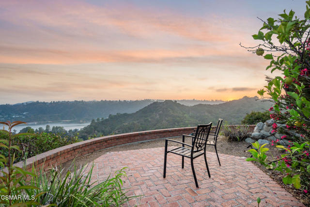 2457 Angelo Drive, Los Angeles CA: https://media.crmls.org/mediaz/ba27602e-bf65-499d-bd99-9ef24699a52b.jpg