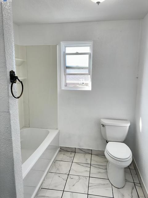 1725 96Th Ave, Oakland CA: https://media.crmls.org/mediaz/ba2770dc-8334-42c8-859d-5fa6a5b20d36.jpg