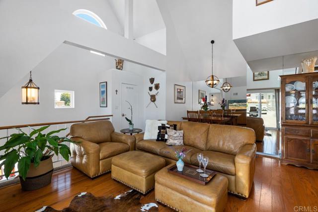 374 Orange Avenue, Coronado CA: https://media.crmls.org/mediaz/ba2783d9-66e0-410f-a390-cddf445cc571.jpg