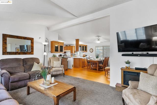 114 Zartop St, Oakley CA: https://media.crmls.org/mediaz/ba27d562-83bd-4661-9835-038605243590.jpg