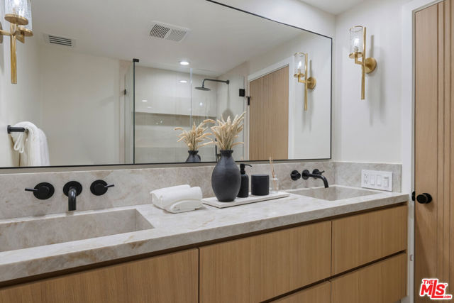 818 N Doheny Drive, West Hollywood CA: https://media.crmls.org/mediaz/ba283e5e-8c75-4ee9-8d7e-bdd1630d8a17.jpg