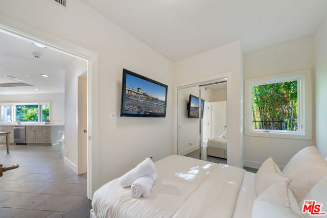 10148 Angelo Circle, Beverly Hills CA: https://media.crmls.org/mediaz/ba28949c-511d-46d8-8dfb-59ee9f633a13.jpg