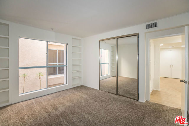 410 S Barrington Avenue, Los Angeles CA: https://media.crmls.org/mediaz/ba290887-8eff-43c5-9177-66bae4239a40.jpg