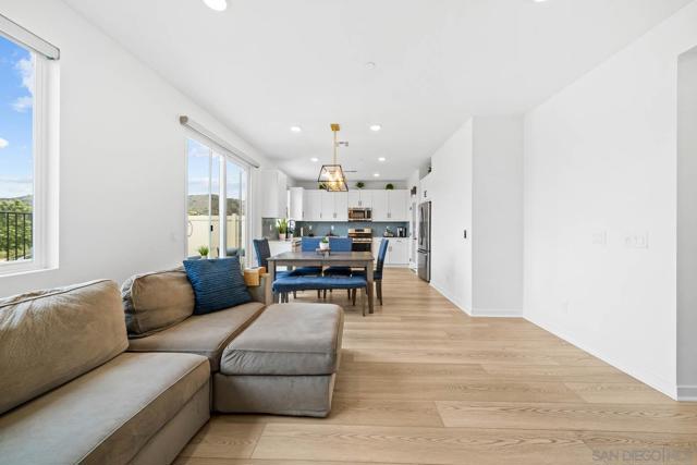 35052 Hacienda Heights, Fallbrook CA: https://media.crmls.org/mediaz/ba299362-93b6-40d4-8baf-38806952cdad.jpg