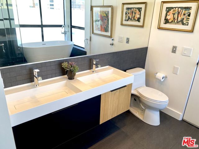 2237 S Bentley Avenue, Los Angeles CA: https://media.crmls.org/mediaz/ba2a044c-2478-4b23-a1f1-47243a44098f.jpg