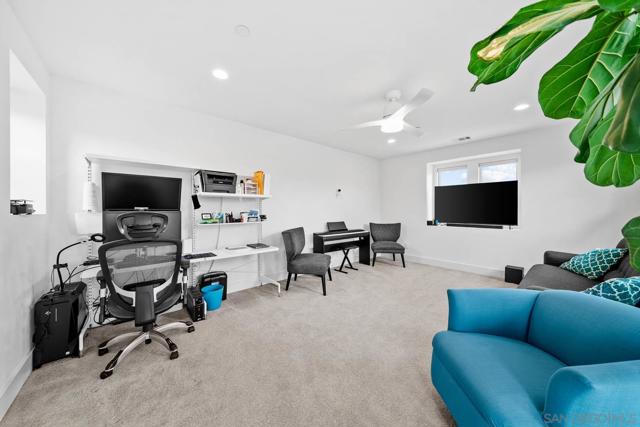 2335 Aperture Circle, San Diego CA: https://media.crmls.org/mediaz/ba2cb58d-0d65-4093-a9ac-e3c29ff39e4b.jpg