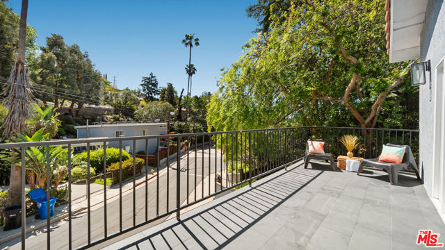 2655 Saxon Drive, Los Angeles CA: https://media.crmls.org/mediaz/ba2d62b6-23e4-46f8-8804-3a2a2ed3aba1.jpg