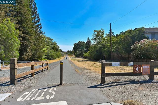 4280 Marietta Ct, Concord CA: https://media.crmls.org/mediaz/ba2e5a55-6c62-4977-b443-e46465a5f6c8.jpg