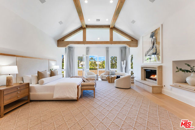 812 N Bedford Drive, Beverly Hills CA: https://media.crmls.org/mediaz/ba2e8e1b-5bdd-4f65-8b08-601bb19364c7.jpg