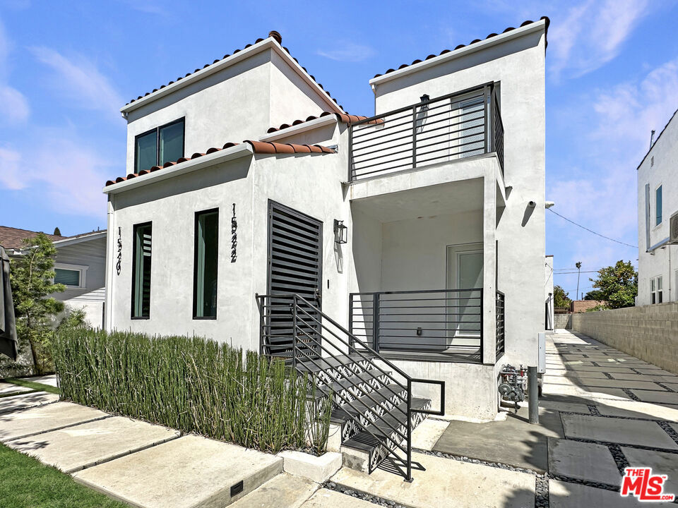 1/2 S Burnside Avenue