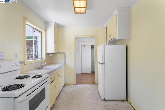 2255 Lincoln Ave., Alameda CA: https://media.crmls.org/mediaz/ba303166-da8c-429c-a55d-9184a760012c.jpg