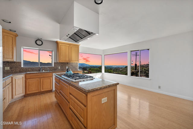 1140 San Clemente Way, Camarillo CA: https://media.crmls.org/mediaz/ba30ad69-0659-4322-8e64-b04eedf1cfb1.jpg