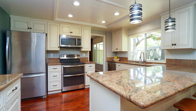 Detail Gallery Image 10 of 36 For 718 Pamela Wood St, Thousand Oaks,  CA 91320 - 5 Beds | 2/1 Baths