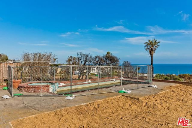 3808 Castlerock Road, Malibu CA: https://media.crmls.org/mediaz/ba3158ff-9ef1-4d7d-80ee-67be7c5375ec.jpg
