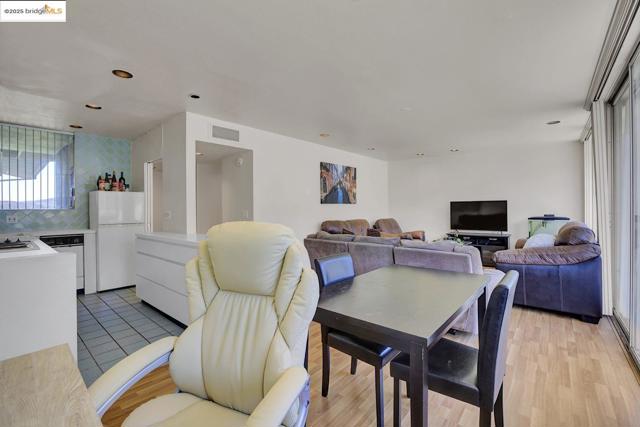 14 Janet Way, Tiburon CA: https://media.crmls.org/mediaz/ba329f34-885d-4b10-a6ec-5e7225efabbb.jpg
