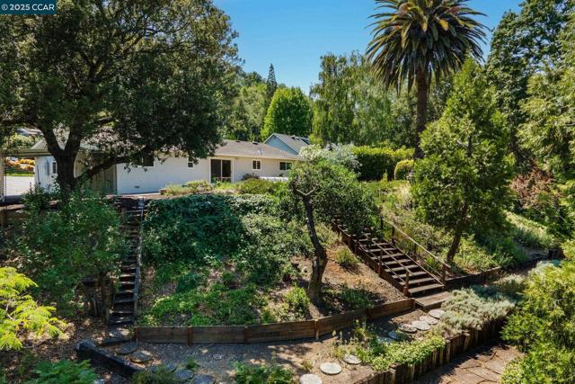 3402 Goyak Dr, Lafayette CA: https://media.crmls.org/mediaz/ba32bd8c-3508-470e-a75e-f64bb1666f97.jpg