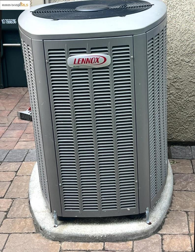 https://media.crmls.org/mediaz/ba3348fe-db76-4fd4-823a-54a4f43a17d8.jpg?preset=X-Large