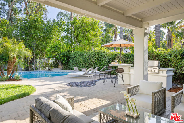 17400 Oak Creek Court, Encino CA: https://media.crmls.org/mediaz/ba33bc19-fd64-4fad-94b3-900a87026c2f.jpg