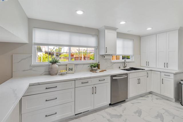 597 Singley Dr, Milpitas CA: https://media.crmls.org/mediaz/ba33c2e0-a94c-4be3-9e71-c14e2e895d4a.jpg