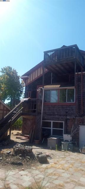 1059 Santa Clara Ave, Alameda CA: https://media.crmls.org/mediaz/ba361bc8-076d-4d23-8bb0-498bd98da0ac.jpg