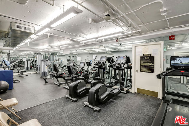10112 EMPYREAN Way, Los Angeles CA: https://media.crmls.org/mediaz/ba3682ab-8b0f-4c90-99e9-5a70c97cfd76.jpg