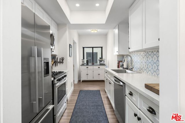 6540 Hayvenhurst Avenue, Lake Balboa CA: https://media.crmls.org/mediaz/ba38670c-399a-49b3-95fa-4dc8576a4901.jpg