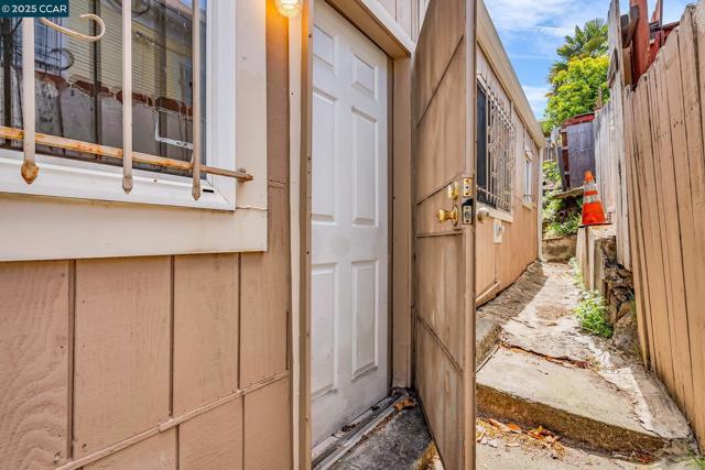 2150 35Th Ave, Oakland CA: https://media.crmls.org/mediaz/ba39330e-3dc2-4a65-a3fe-e0c9be06ad8f.jpg