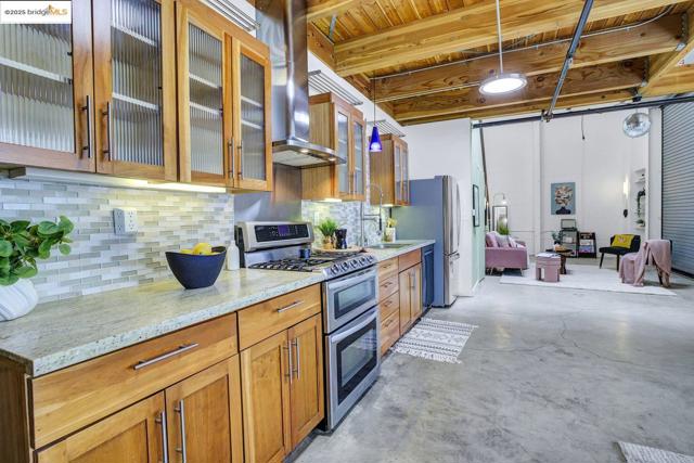 1695 15Th St, Oakland CA: https://media.crmls.org/mediaz/ba3ac16f-1c08-4948-a7f8-c7933ad46623.jpg