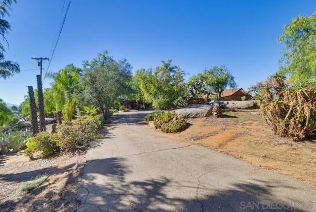 602 Starbright Ln, Alpine CA: https://media.crmls.org/mediaz/ba3b18e2-b5c5-403f-9378-9c6cd78aecb8.jpg