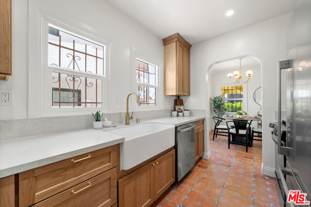2939 Redondo Boulevard, Los Angeles CA: https://media.crmls.org/mediaz/ba3b2c9e-8d75-4332-aca8-d2ede41b85d1.jpg