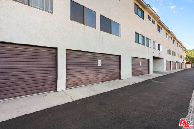 6323 Reseda Boulevard, Tarzana CA: https://media.crmls.org/mediaz/ba3c4234-a4be-4fe3-9135-1787025c2247.jpg