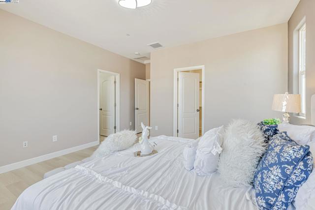 113 Silver Bell Way, Oakley CA: https://media.crmls.org/mediaz/ba3ca53f-343c-48d8-93c6-e17f7a8f10b8.jpg