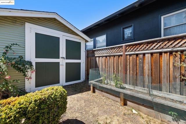 393 43Rd St, Oakland CA: https://media.crmls.org/mediaz/ba3d7aeb-ed8f-4e48-b3e8-850ec85cbde7.jpg