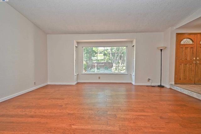 4919 Mohr Ave, Pleasanton CA: https://media.crmls.org/mediaz/ba3ea145-4872-4595-abd4-e6c031a7ce39.jpg